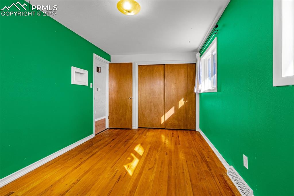 Image 7 of 27: Bedroom