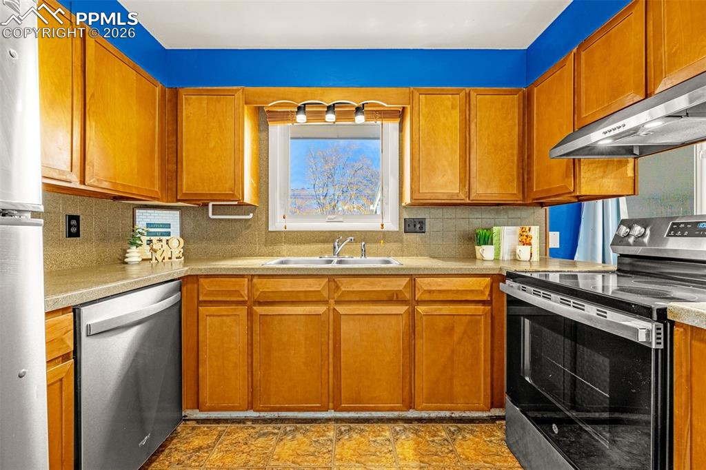 Image 8 of 27: Kitchen