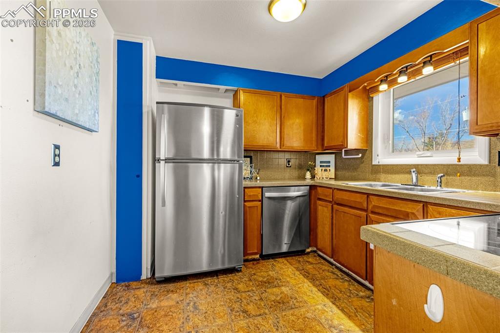 Image 9 of 27: Kitchen