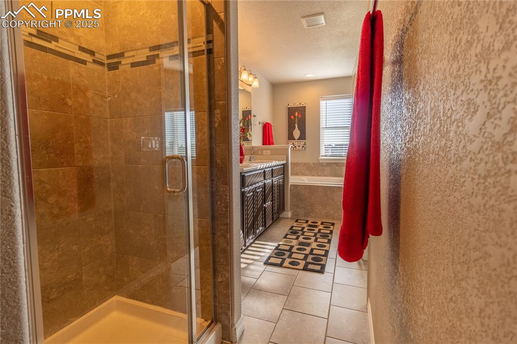 Image 19 of 39: Bathroom