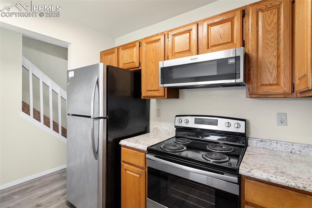 Image 5 of 17: Stainless steel appliances