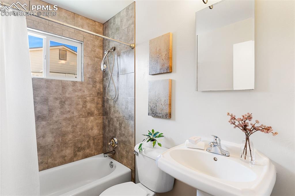 Image 16 of 31: Bathroom