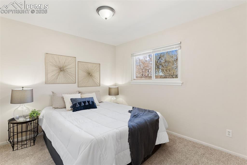 Image 17 of 31: Bedroom