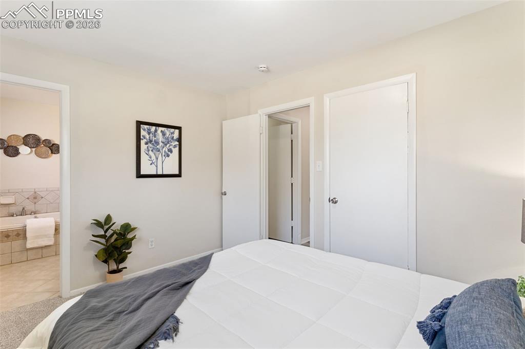 Image 18 of 31: Bedroom