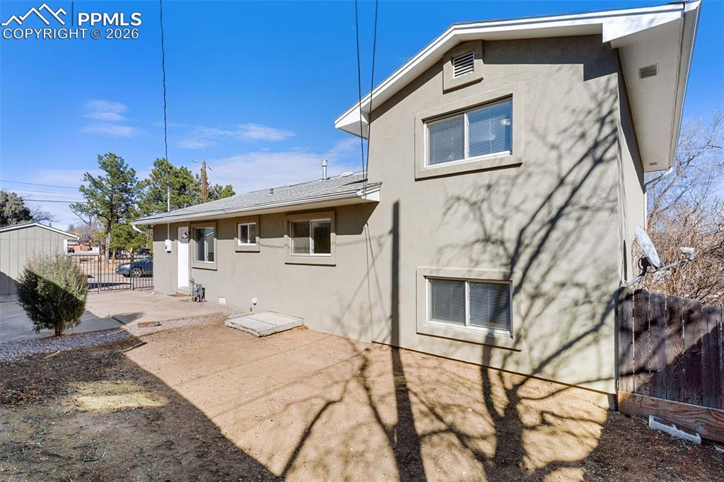 Image 26 of 31: Back of Structure