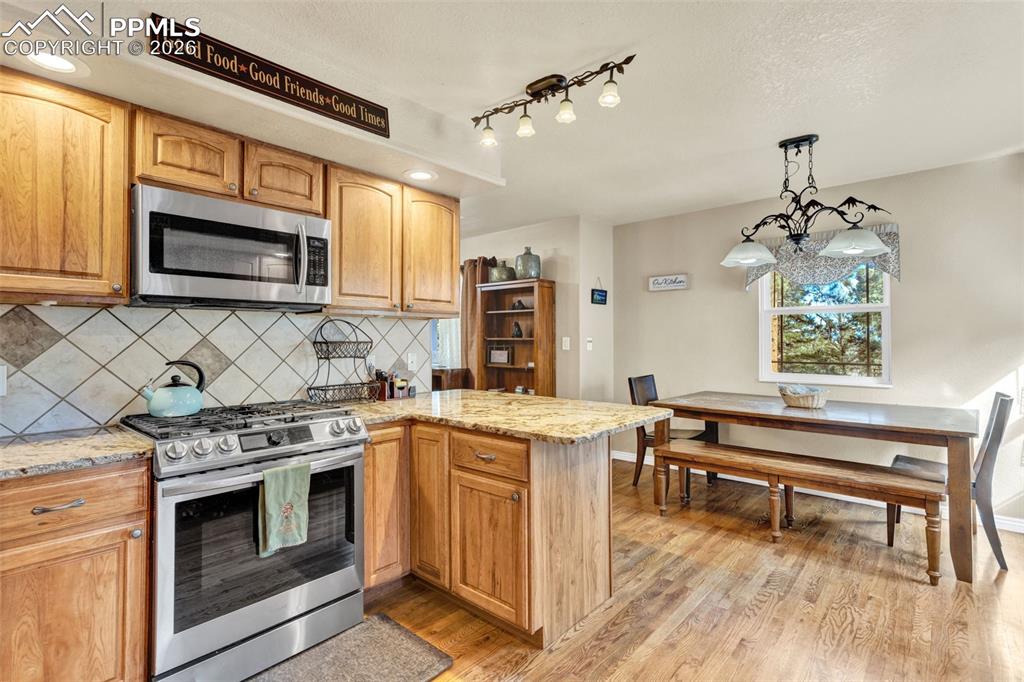 Image 13 of 30: Kitchen range-oven and breakfast nook