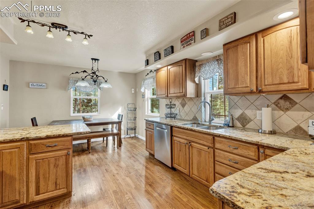 Image 14 of 30: Ample counter and cabinets