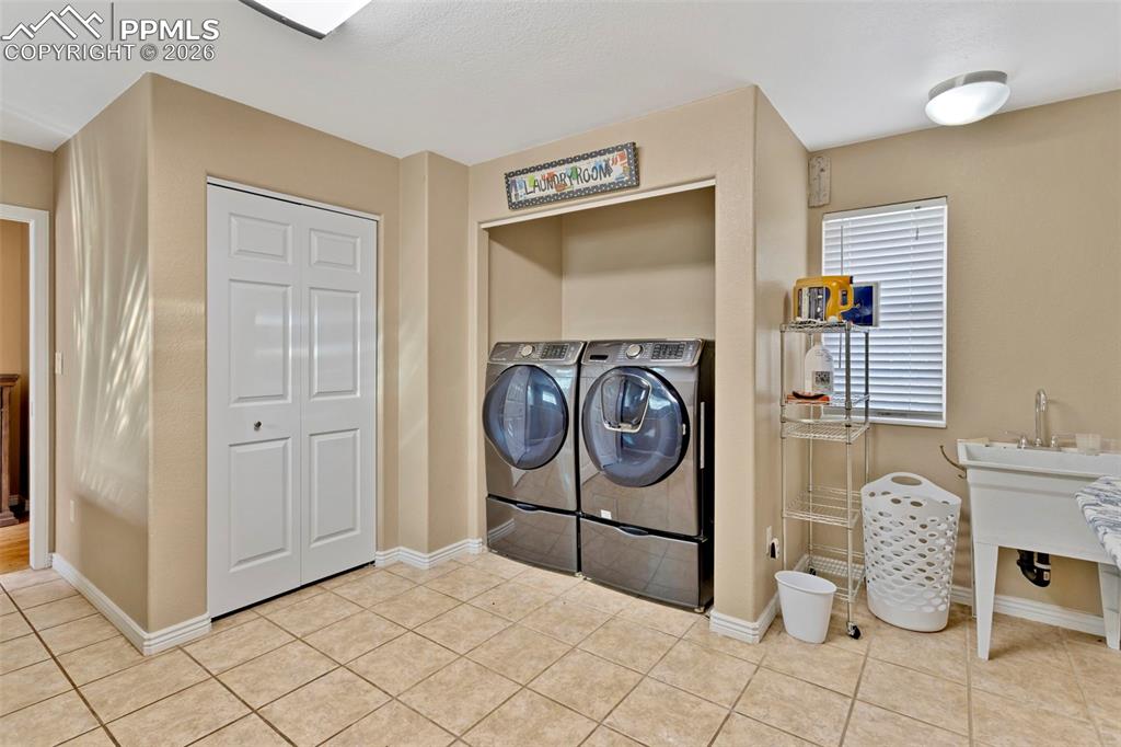 Image 15 of 30: Pleasant laundry area