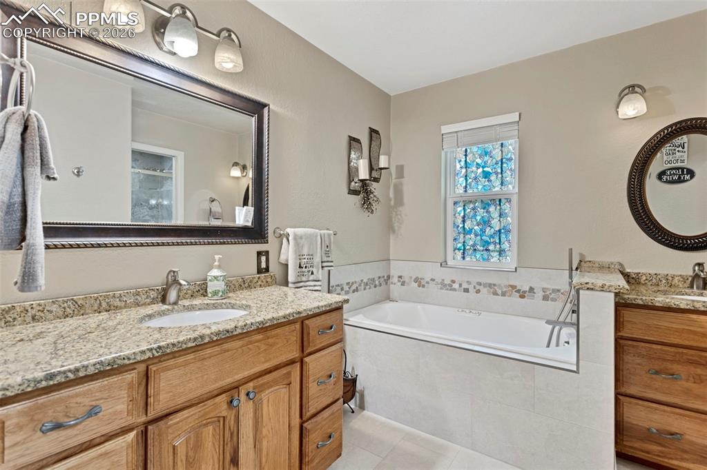 Image 18 of 30: Master 5-piece bath
