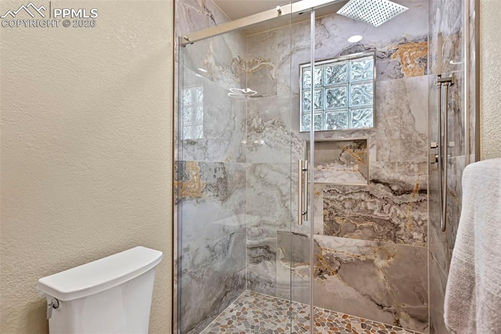 Image 19 of 30: Master 5-piece bath