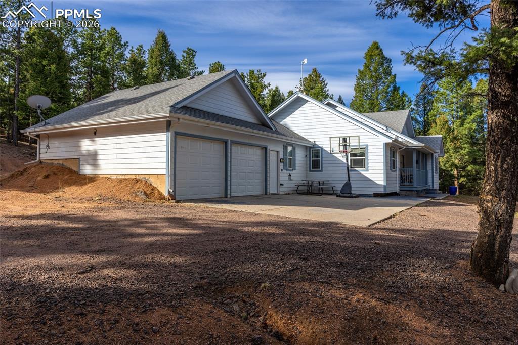 Image 5 of 30: Driveway into home