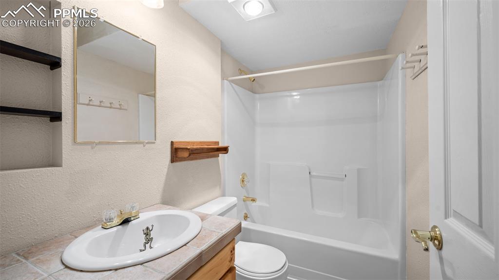 Image 34 of 42: Bathroom