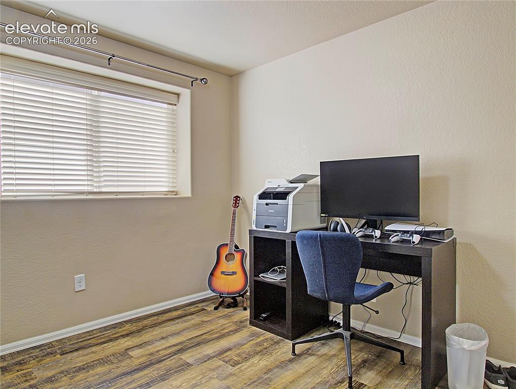 Image 21 of 28: Office