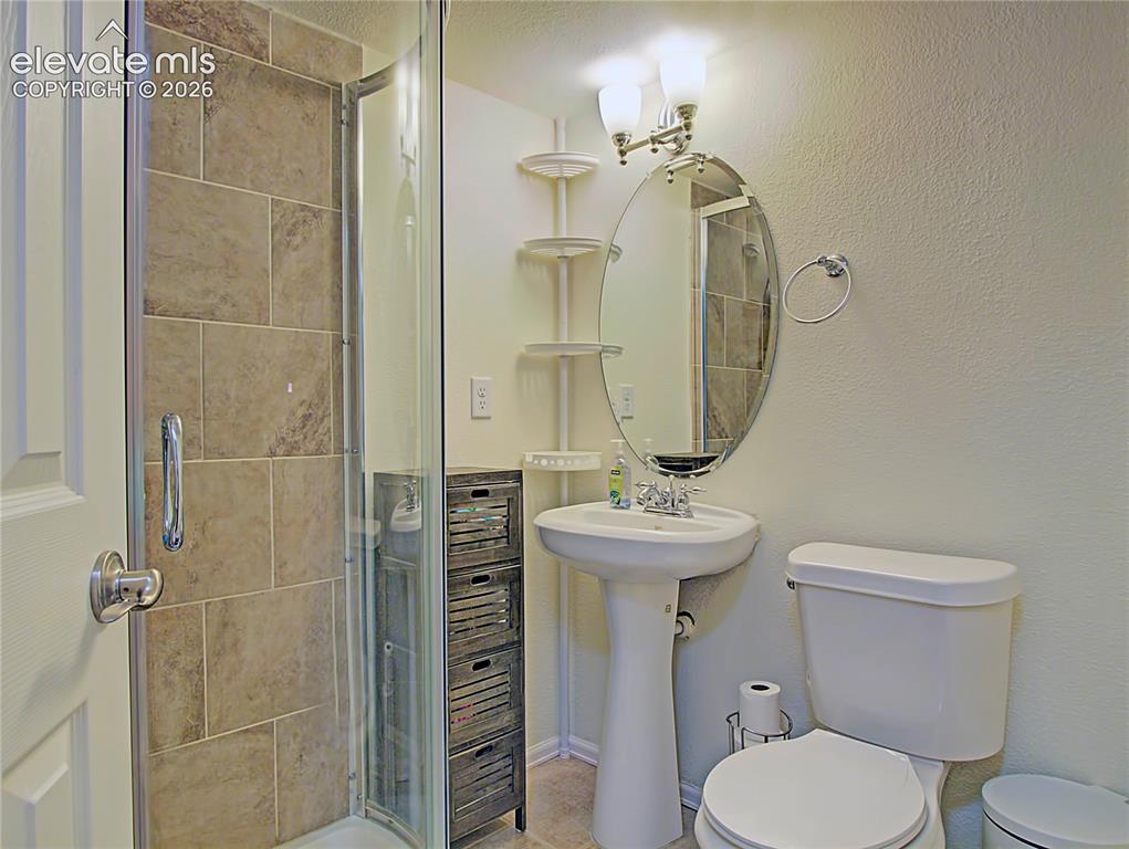 Image 22 of 28: Bathroom