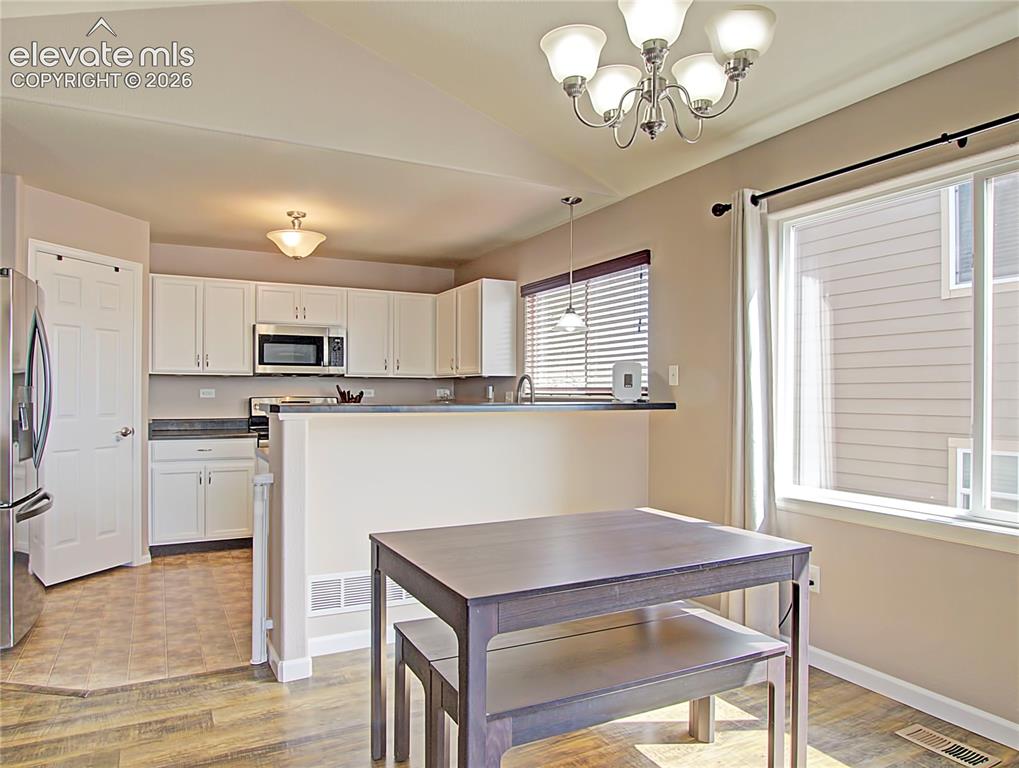 Image 6 of 28: Dining Area