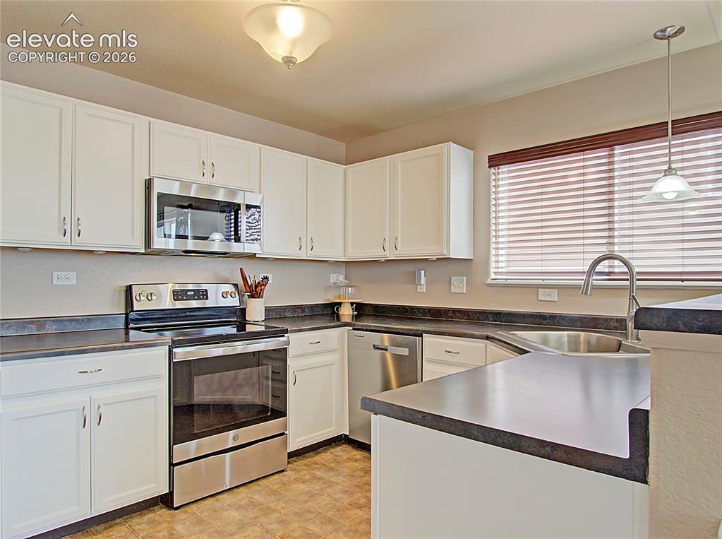 Image 8 of 28: Kitchen