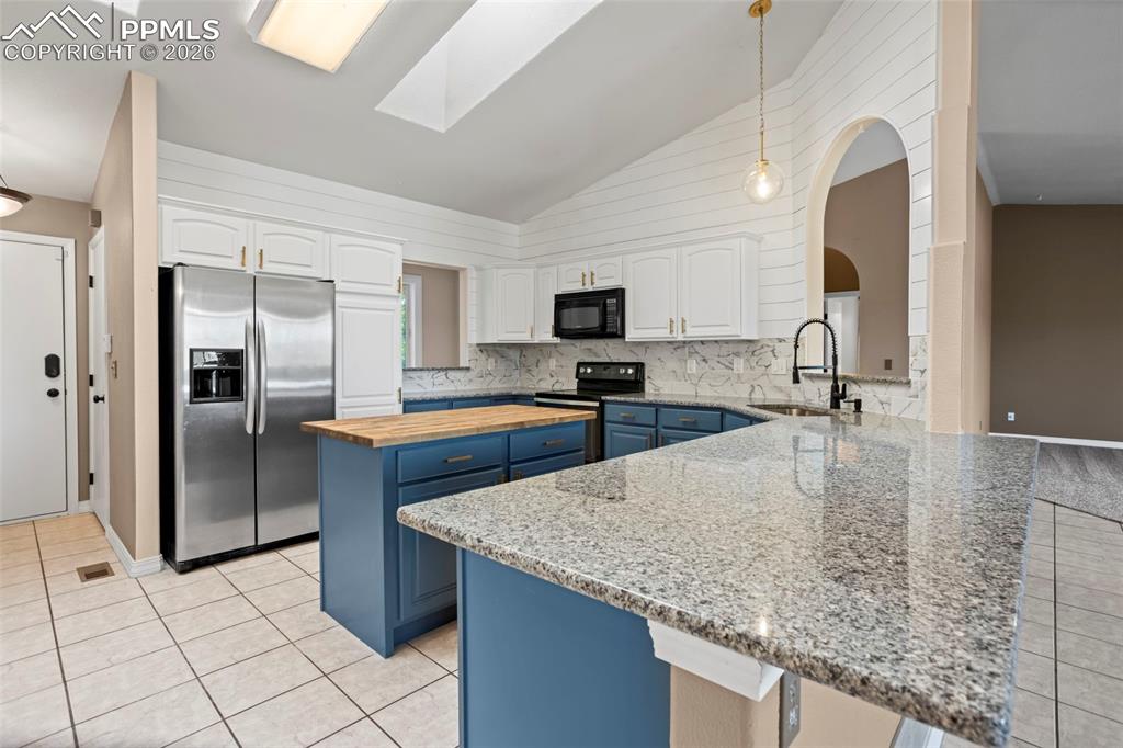 Image 14 of 37: Kitchen