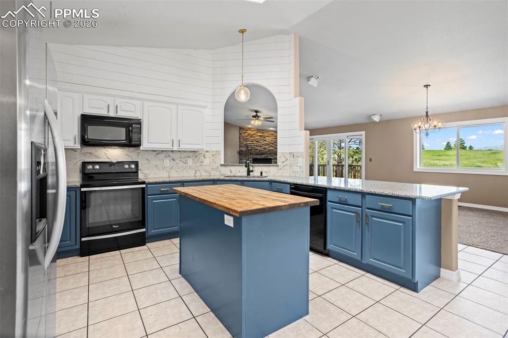 Image 15 of 37: Kitchen