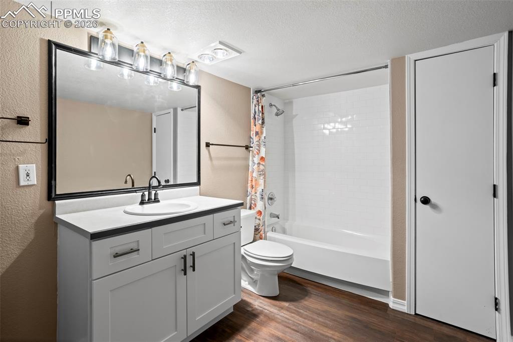 Image 22 of 37: Bathroom