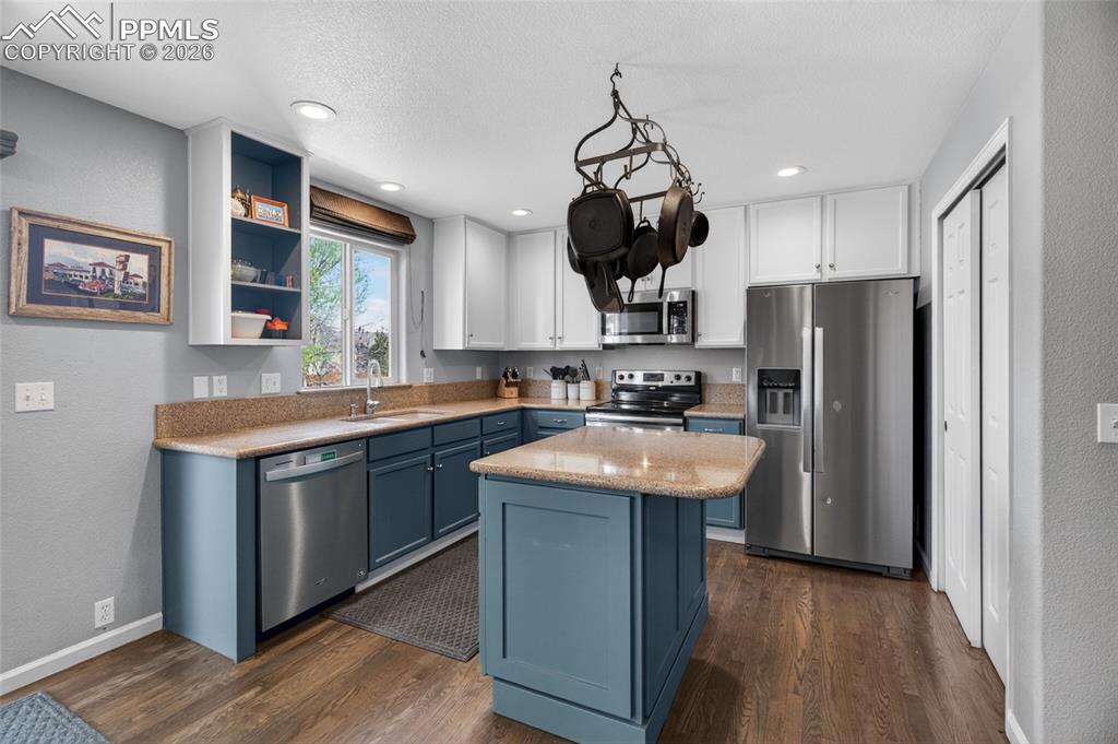 Image 16 of 50: Kitchen