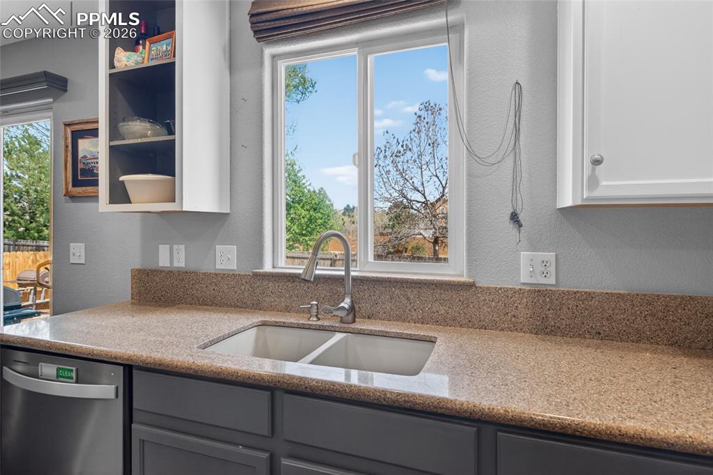 Image 19 of 50: Kitchen
