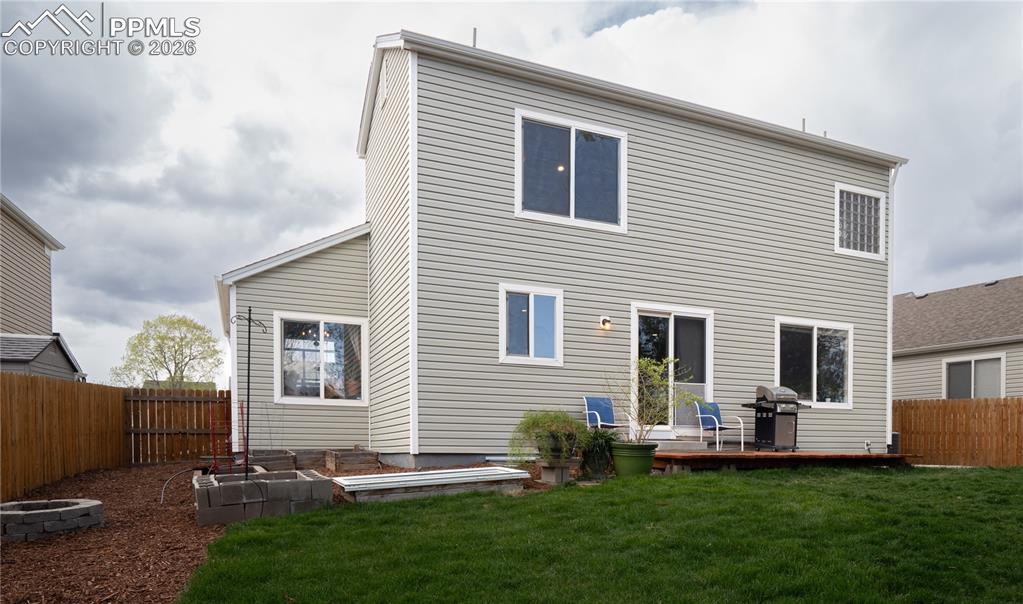 Image 8 of 50: Back of Structure