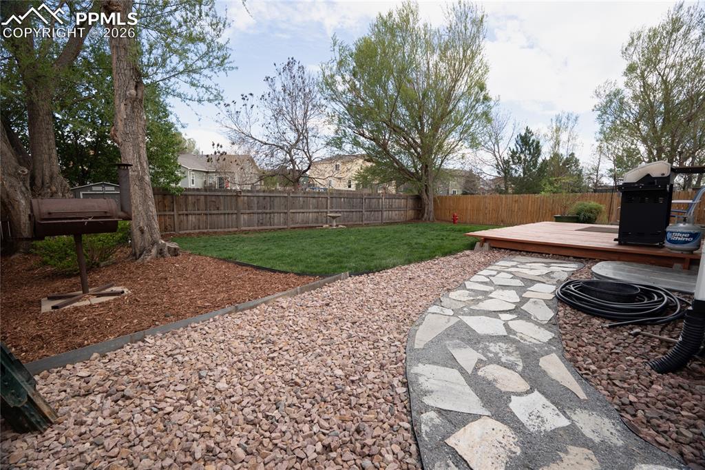 Image 9 of 50: Yard