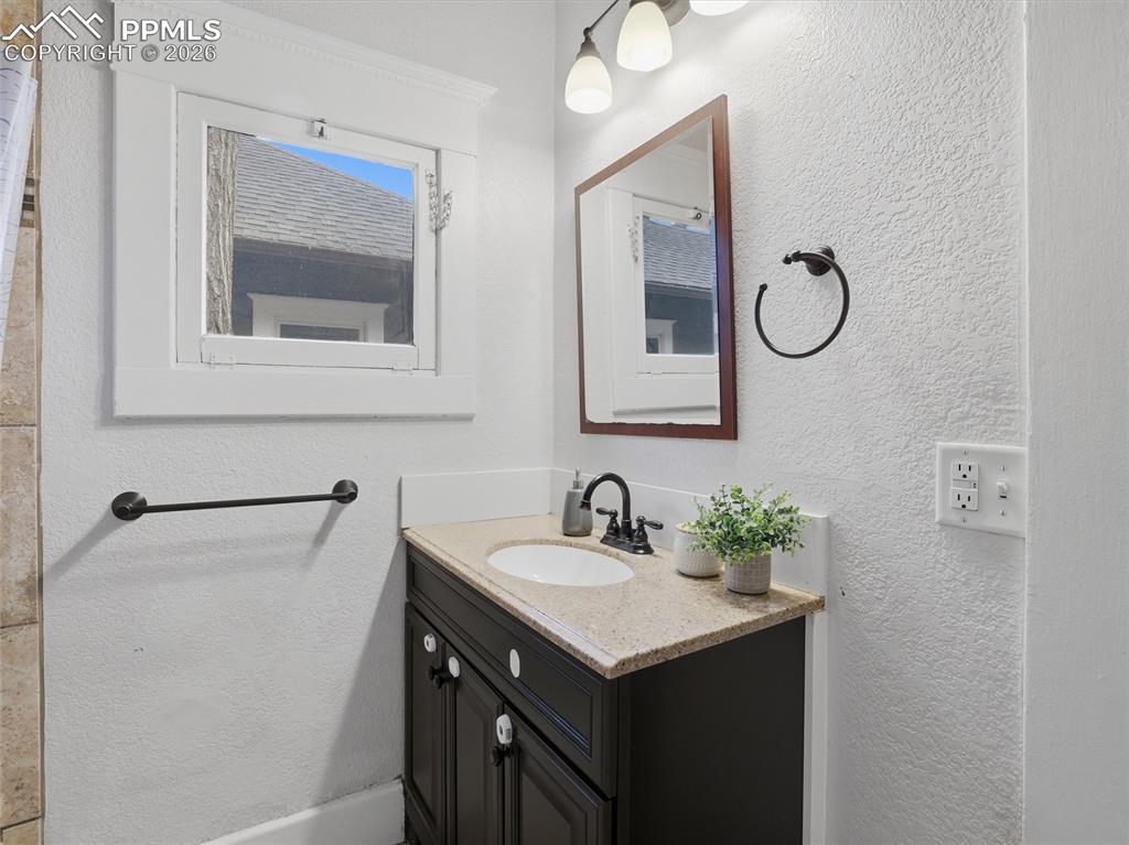 Image 16 of 43: Bathroom
