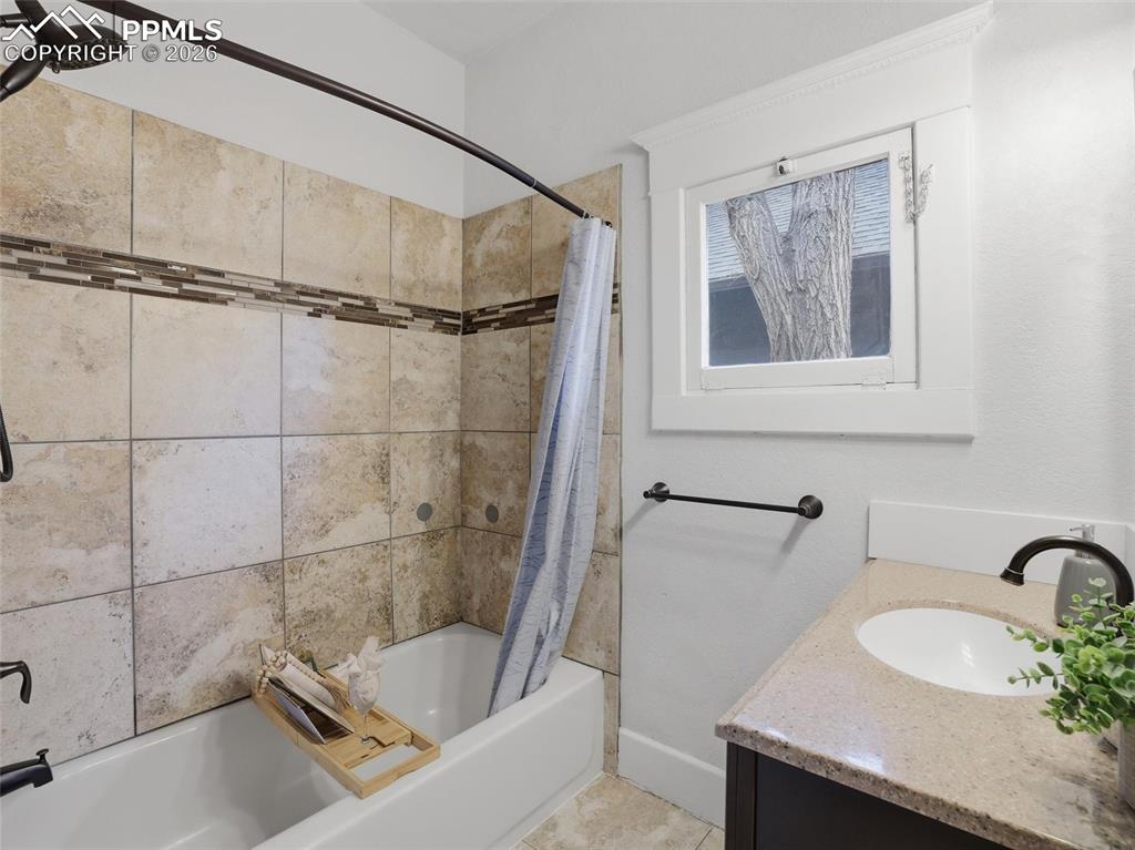 Image 17 of 43: Bathroom