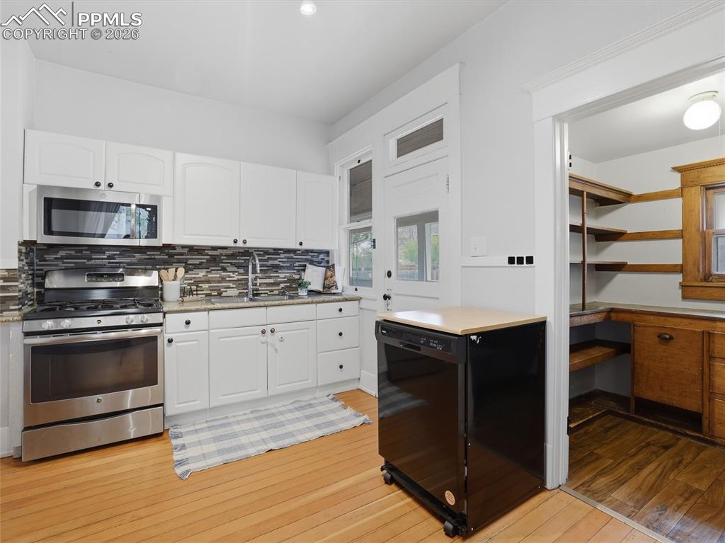 Image 9 of 43: Kitchen