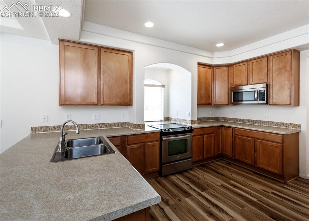 Image 15 of 50: Kitchen