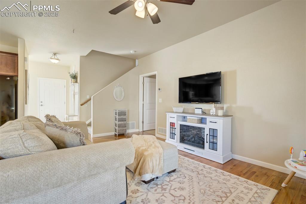 Image 14 of 50: Living Room