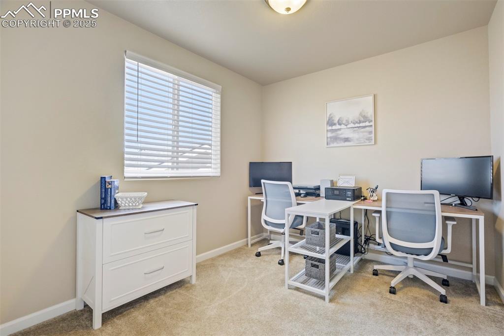 Image 33 of 50: Office