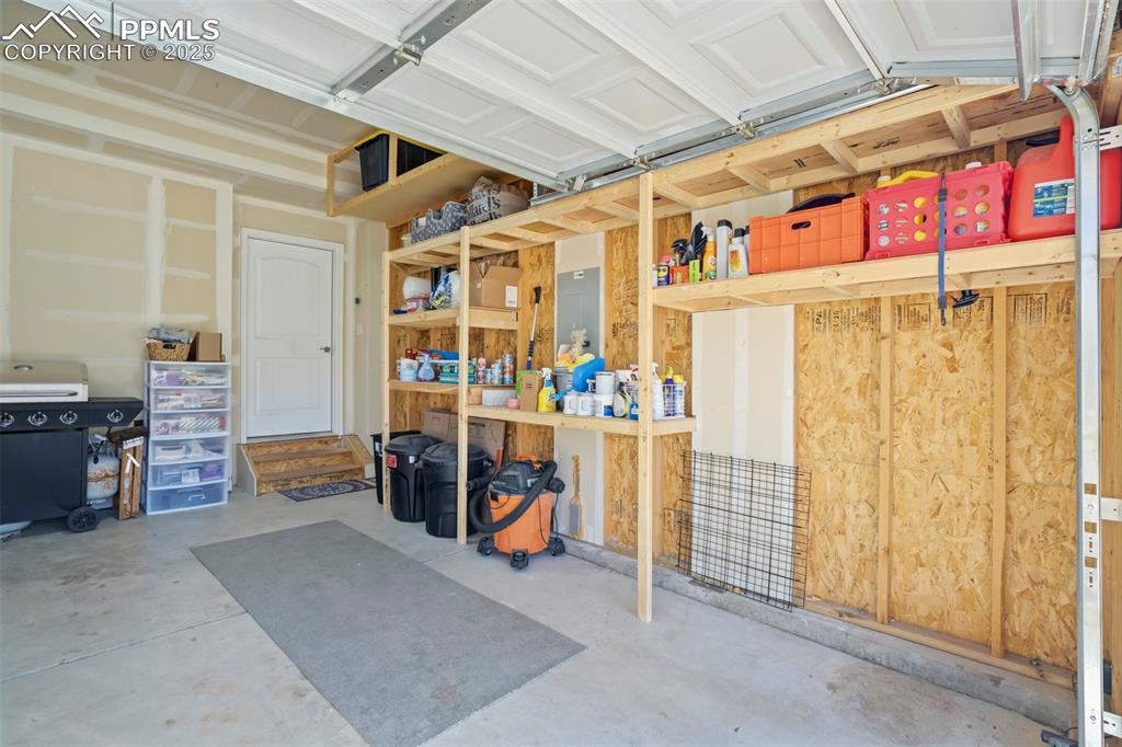 Image 40 of 50: Garage