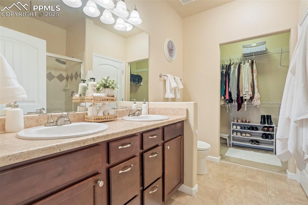 Image 5 of 50: Bathroom