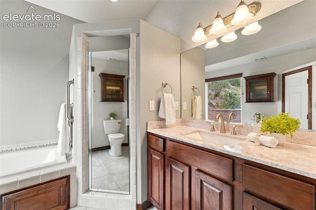 Image 16 of 47: Bathroom