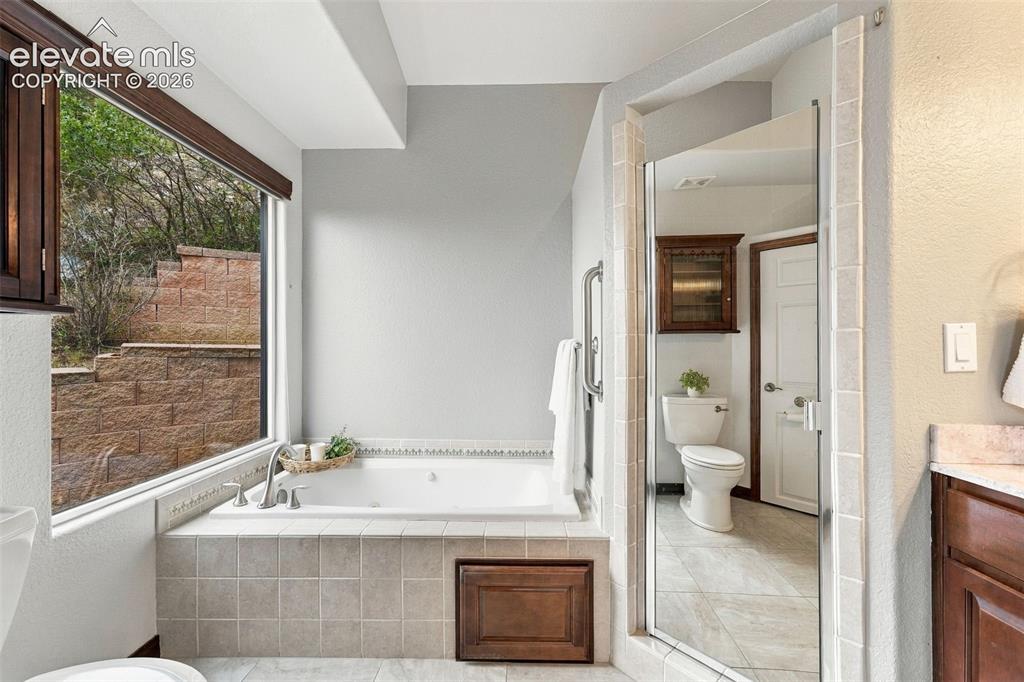 Image 17 of 47: Bathroom