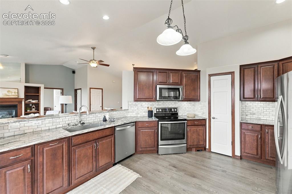 Image 22 of 47: Kitchen