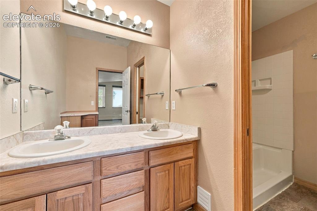 Image 38 of 47: Bathroom