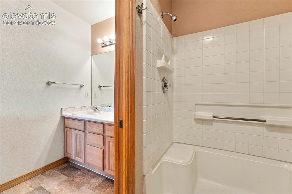 Image 39 of 47: Bathroom