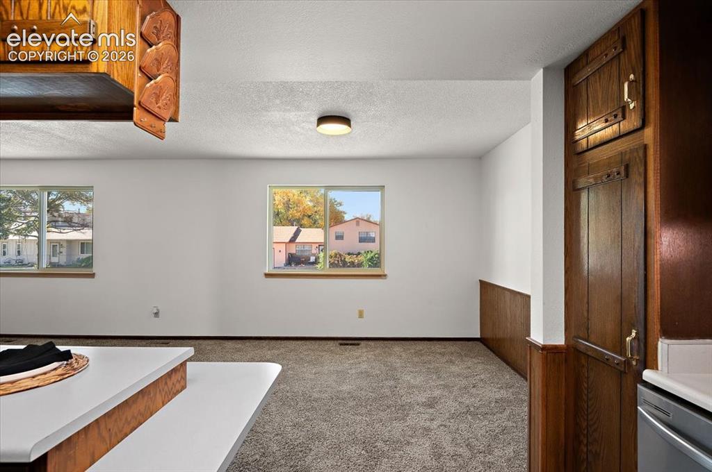 Image 10 of 39: Dining Area
