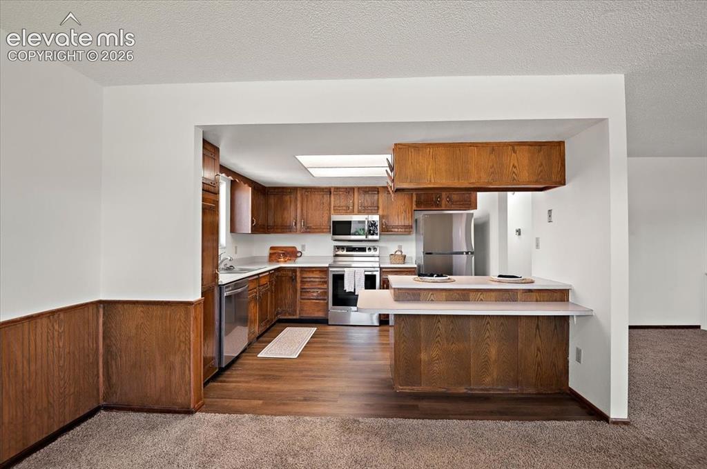Image 11 of 39: Kitchen
