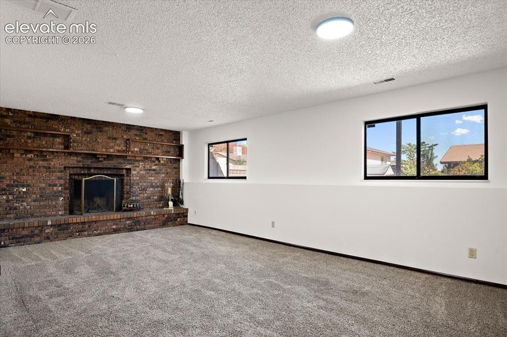 Image 19 of 39: Family Room