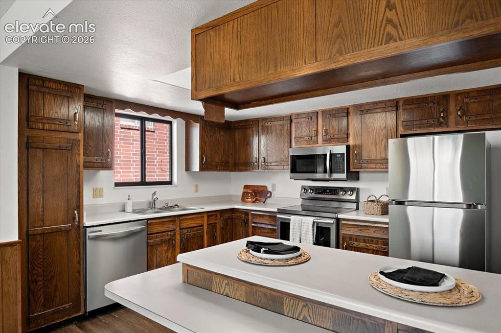 Image 4 of 39: Kitchen