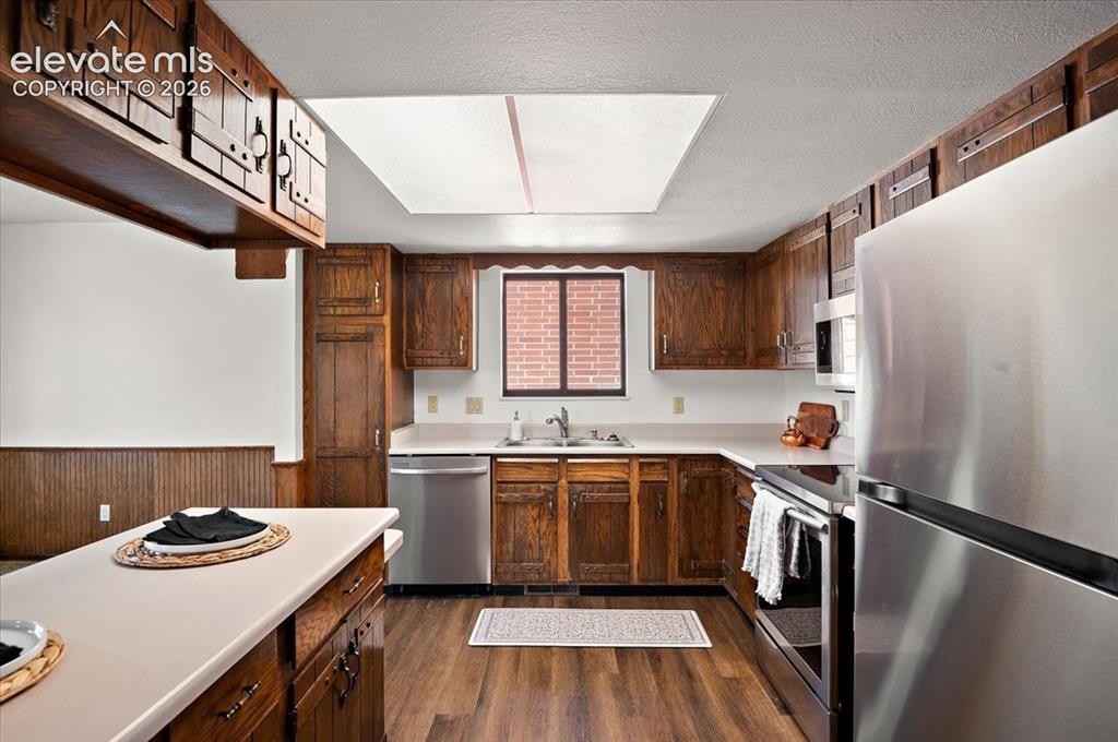 Image 8 of 39: Kitchen