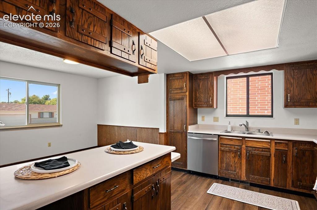 Image 9 of 39: Kitchen