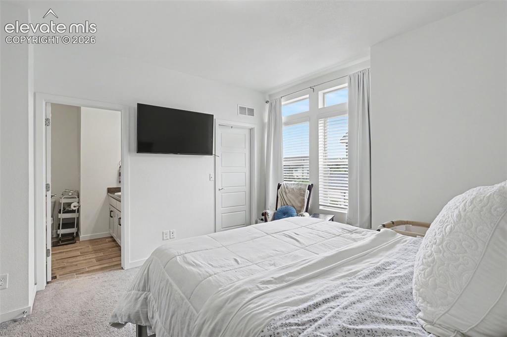 Image 10 of 30: Bedroom