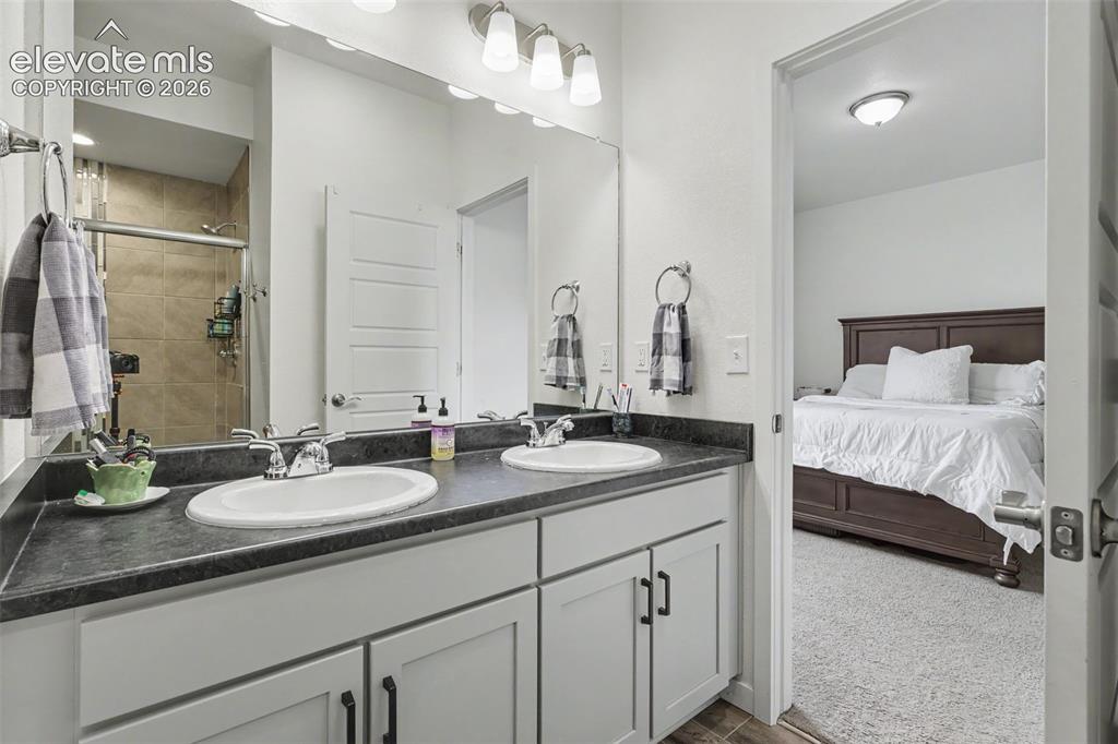 Image 11 of 30: Bathroom