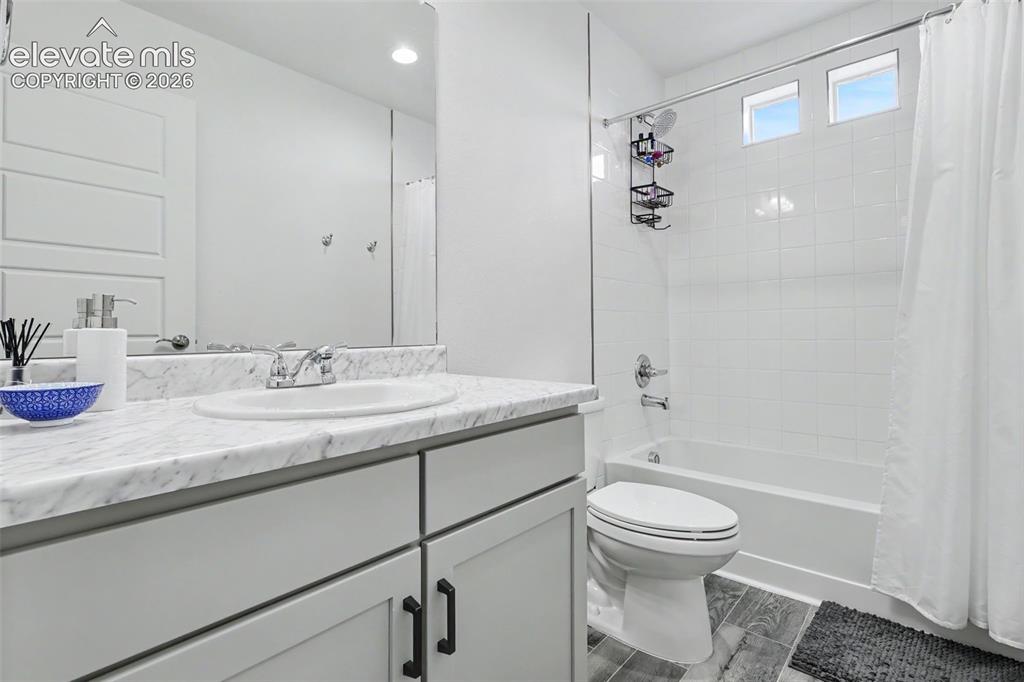 Image 14 of 30: Bathroom