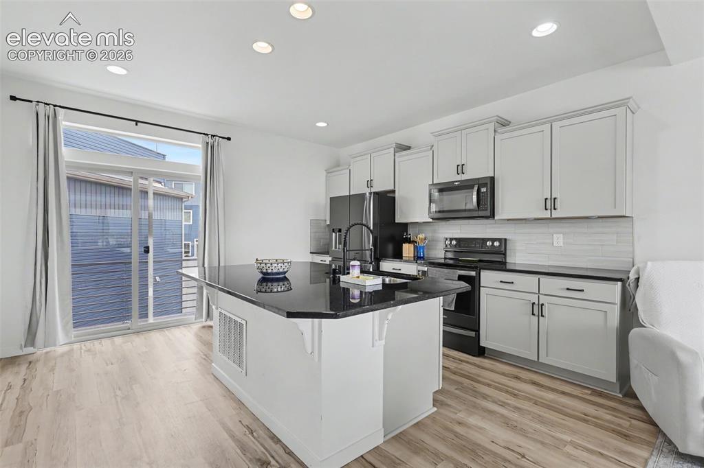 Image 5 of 30: Kitchen